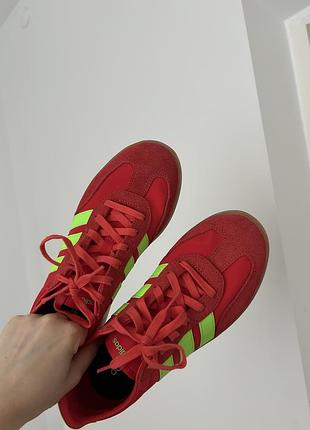 Кеди adidas червоні з салатовими смужками