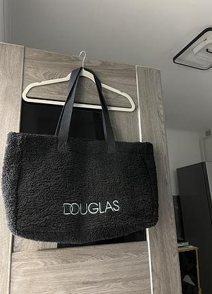 Це чорна плюшева сумка-шопер від бренду douglas з м'якого штучного хутра (так звана teddy bag) з  вишитим логотипом бренду.