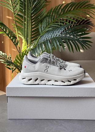 On cloudtilt running white/grey 3