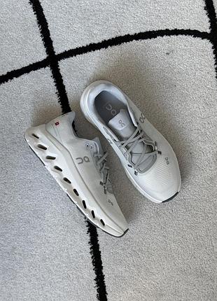 On cloudtilt running white/grey 9