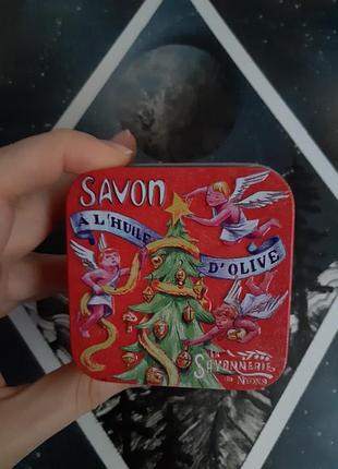 Французское твердое мыло la savonnerie de nyons (100 г) в праздничной металлической коробочке из коллекции christmas angels («раздвое ангелы»)