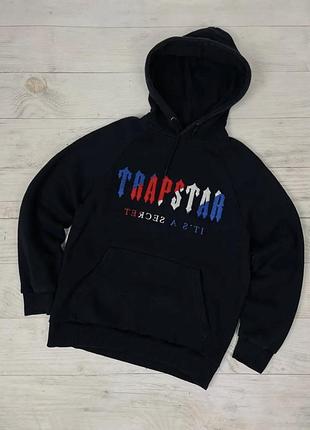 Р. 46-48/m-l черное худи бренда trapstar из популярной линейки «it's a secret» с характерным текстовым логотипом в готическом стиле на груди