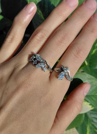 Серебряные кольца с цирконами.