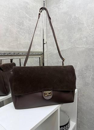Містка жіноча сумка-шопер із натуральної замші та екошкіри під клапаном шоколадна в стилі flap bag