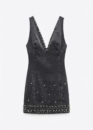 Серое джинсовое мини-платье nasty gal с декором из набитых страз и заклепок, размер uk 14