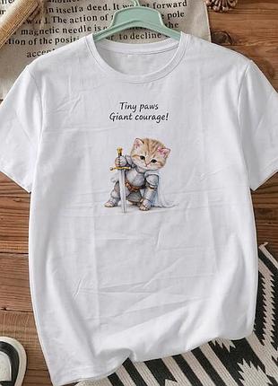 Футболка біла з котиком в обладунках "tiny paws, giant courage!", розмір м. принти для близьких. футболки для жінок та чоловіків.