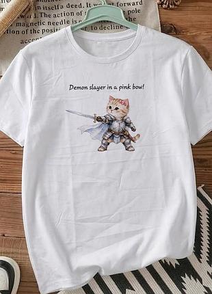 Футболка біла з котиком в обладунках "demon slayer in a pink bow", розмір м. принти для близьких. футболки для жінок та чоловіків.