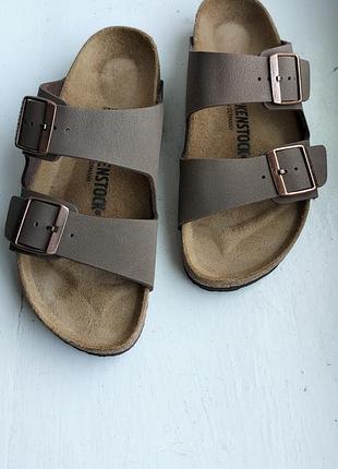 Культові ортопедичні сандалі birkenstock arizona у кольорі мокко / коричневому (модель birko-flor, артикул 151181).