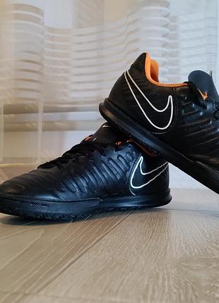 Nike tiempo legendx 7 club ic. вживані футзалки, використовувались близько 3 місяців. розмір 23,5 см. є заломи та потертості шнурків. підошва ціла.