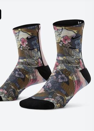 Жіночі шкарпетки nike з квітковим принтом та технологією dri-fit.