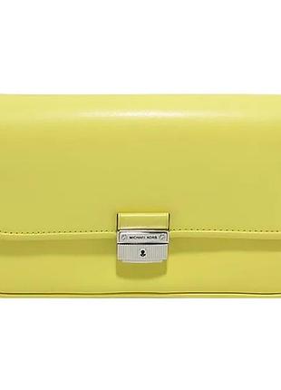 Невелика шкіряна сумка на плече michael kors bradshaw small leather convertible shoulder bag у яскравому лаймово-жовтому відтінку (limelight / lime).