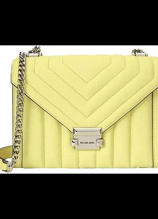 Стьобана шкіряна сумка michael kors whitney quilted leather shoulder bag у ніжно-жовтому відтінку (офіційна назва кольору — limelight).