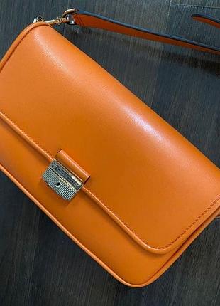 Шкіряна сумка через плече michael kors bradshaw small convertible shoulder bag у яскравому помаранчевому кольорі.