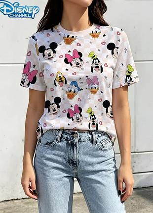 Жіноча футболка з принтом  mickey mouse family на шість осіб, популярний груповий принт по всій поверхні,