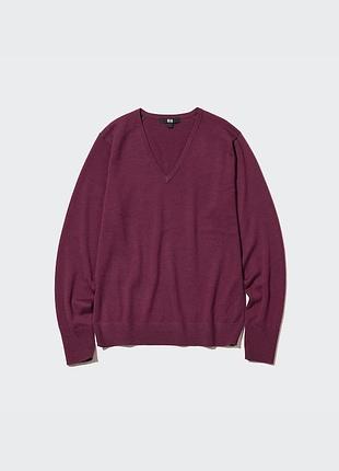 Пуловер з v-подібним вирізом від відомого японського бренду uniqlo.