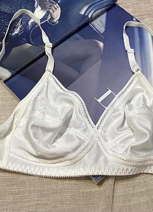 Triumph базовый белый бюст без косточек