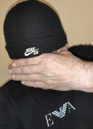 Стильная оригинал фирменная вязаная черная шапка-бини nike sb fisherman beanie с фирменным вышитым белым логотипом на отвороте.