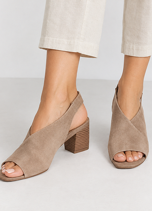 Замшевые босоножки clarks