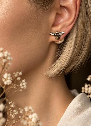 Елегантні жіночі сережки з великою світлою перлиною та декоративною бджілкою з кристалами