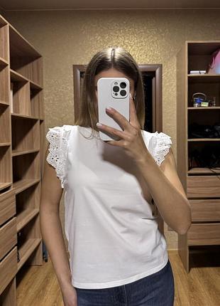 Майка жіноча біла з рюшами