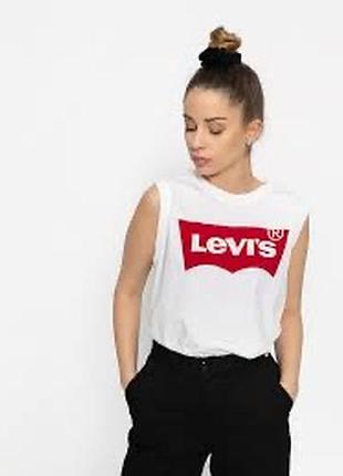 Белая майка свободного кроя с узнаваемым красным логотипом levi's на передней части.