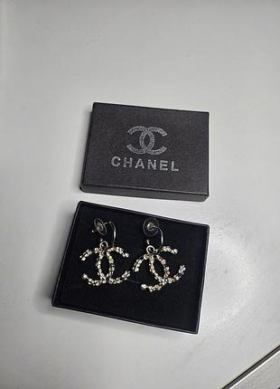 Ефектні сережки-підвіски в стилі chanel з кристалами