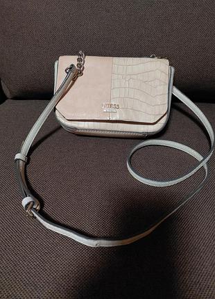 Женская маленькая сумочка guess бежевая на длинном ремешке.