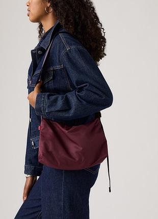 Женская сумка levi’s ali small shoulder bag 004c90002 – бордовая (burgundy), нейлоновая сумка на плечо. оригинал