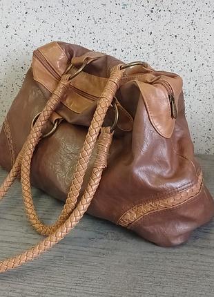 Accessorize стильна м’яка сумка-тоут у теплому коричневому кольорі з контрастними світло-коричневими вставками.