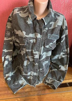 Куртка-карго у камуфляжному стилі бренду superdry