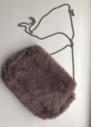 Пушистый клатч грязно -розового цвета на цепочке припыленный