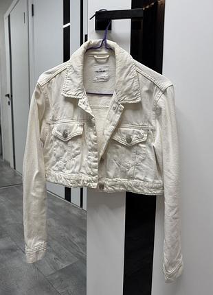 Біла коротка джинсовка pull&bear