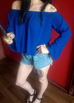 Очень красивая укороченная блуза с открытыми плечами