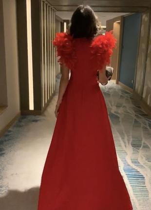 Изумительное платье красного цвета с перьями2 фото