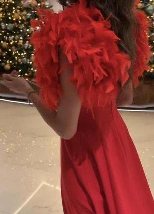 Изумительное платье красного цвета с перьями3 фото