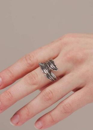 Срібне кільце у вигляді пір'їнки