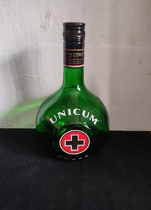 Кругла пляшка лікеру unicum