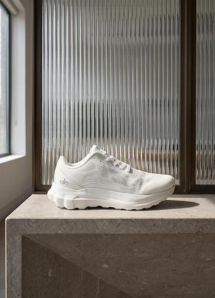 Alo yoga runner white 2