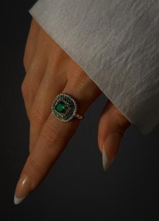Коктейльное золотое кольцо с зелёными камнями 💚