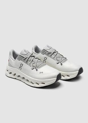 On cloudtilt running white/grey 3