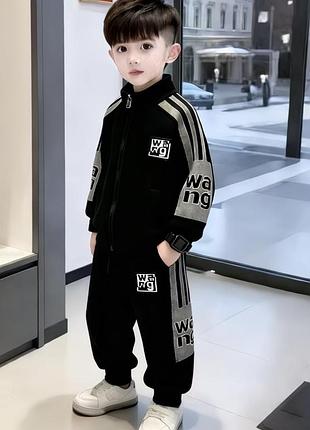Стильний костюм с контрастними лампасами та надписом wang