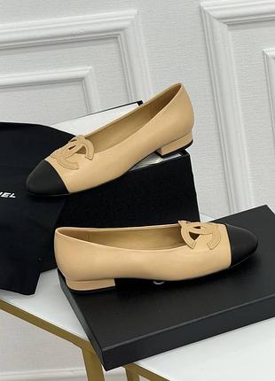 Жінлче взуття балетки chanel беж та чорні новий виріз модель