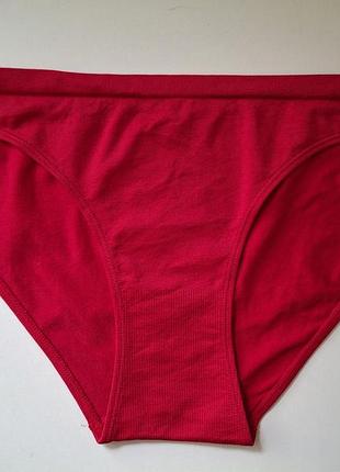 Красные женские трусики из фактурной ткани в мелкий рубчик.