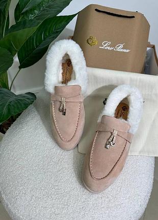 Повний комплект персикові лофери з білим хутром loro piana