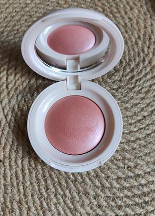 Румяна- хайлайтер rare beauty soft pinch luminous powder blush в оттенке cheer.