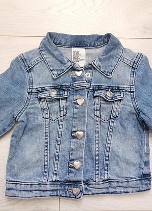 Джинсова куртка h&m для дівчинки, розмір 104 (на 3–4 роки) з сердечками