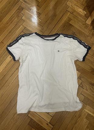 Футболка біла tommy hilfiger l на лампасах