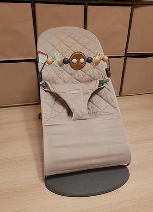 Оригінальний шезлонг babybjörn bliss + фірмова дерев'яна дуга з іграшками