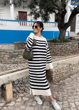 Шикарна тепла трикотажна сукня вільного крою у смужку , у складі 14% вовни zara
🌷🌷🌷🌷🌷🌷🌷🌷🌷🌷🌷