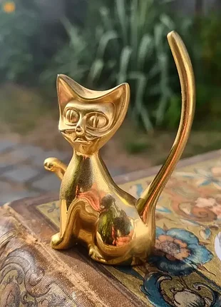 Хорошая подставка кот, для любимых колечков, украшений, интересной формы в виде котика.
